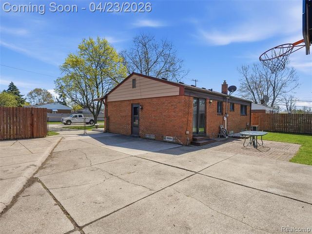 33143 Vista Way, Fraser, MI 48026