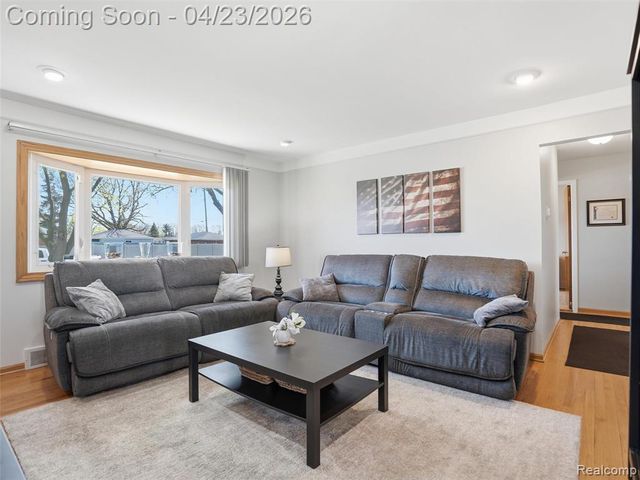 33143 Vista Way, Fraser, MI 48026