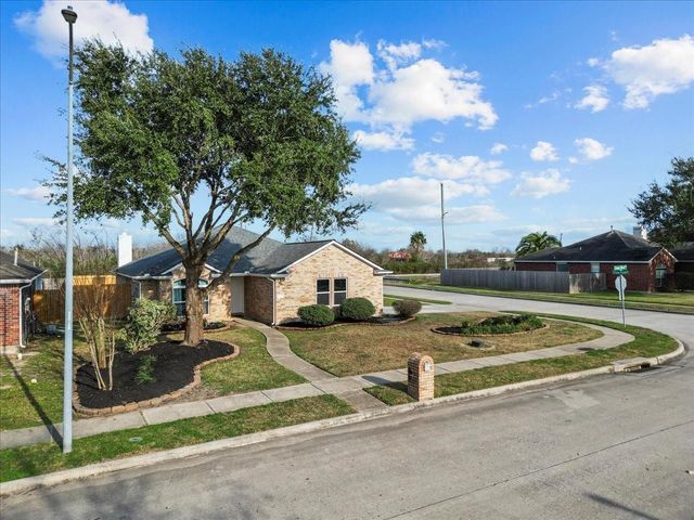 4835 Chase More Drive, Bacliff, TX 77518