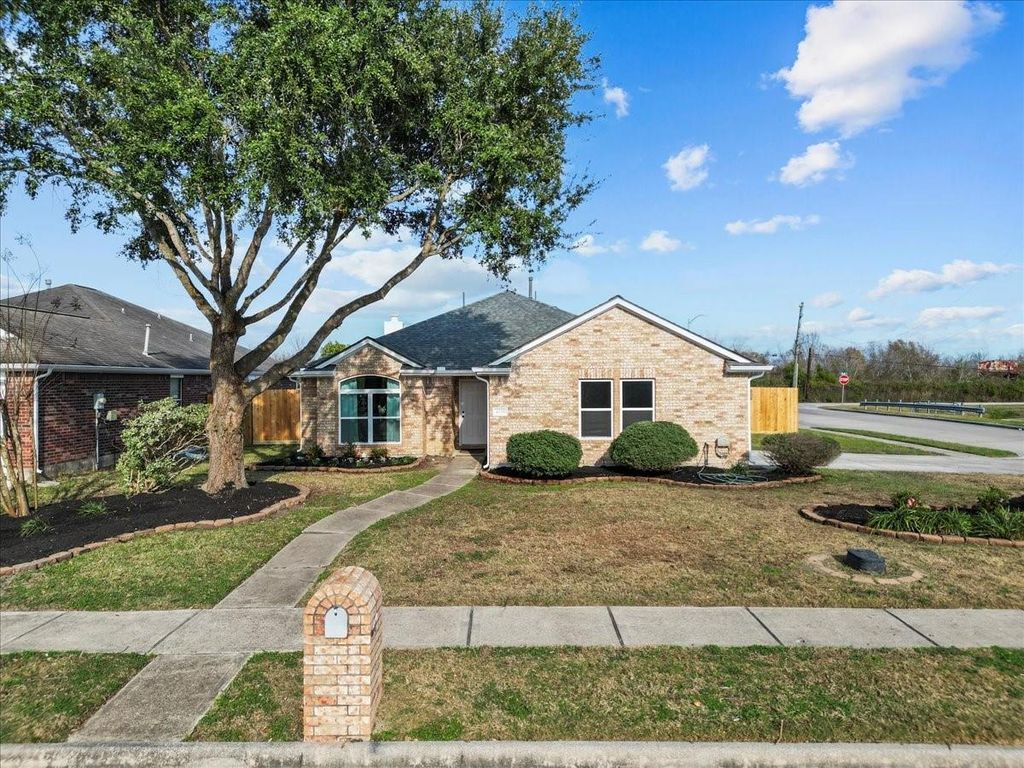 4835 Chase More Drive, Bacliff, TX 77518