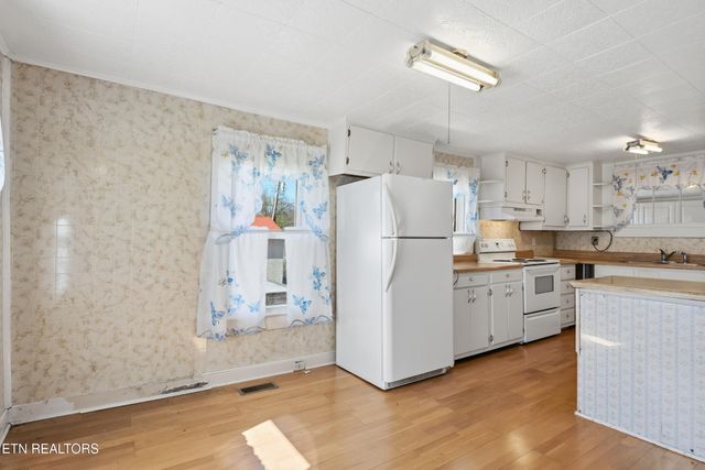 601 Kingston St, Lenoir City, TN 37771