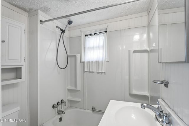 601 Kingston St, Lenoir City, TN 37771