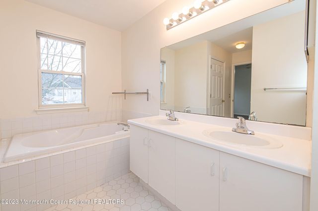 28 Picket Place, Freehold, NJ 07728