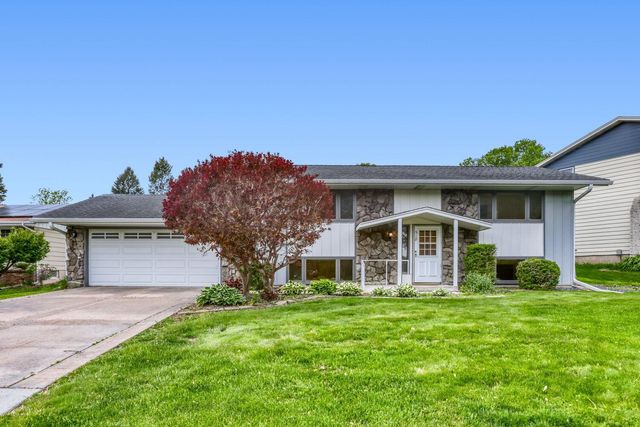 518 Rolls Road, New Brighton, MN 55112