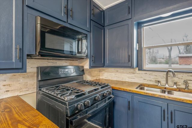 501 S Railroad St, Troup, TX 75789