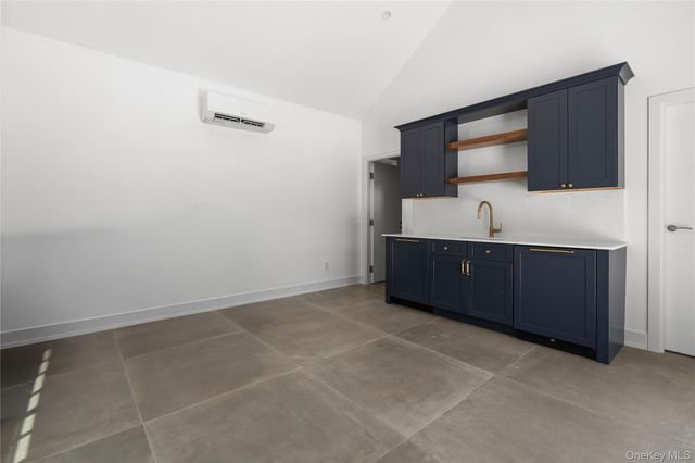 100 Narrow Lane, Southampton, NY 11968