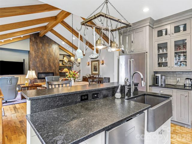 242 Whistlewood Lane, Hendersonville, NC 28739