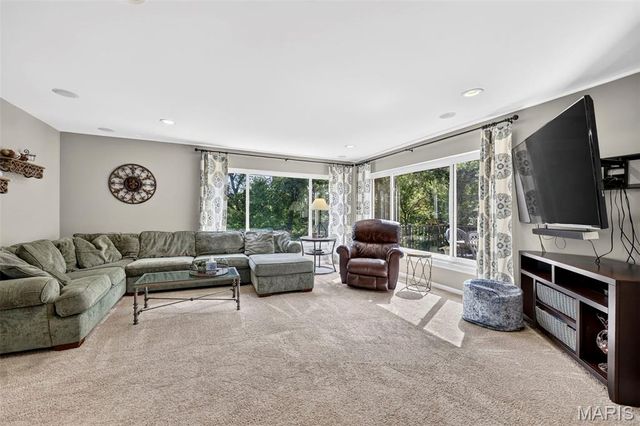 18 Chaminade Drive, St Louis, MO 63141