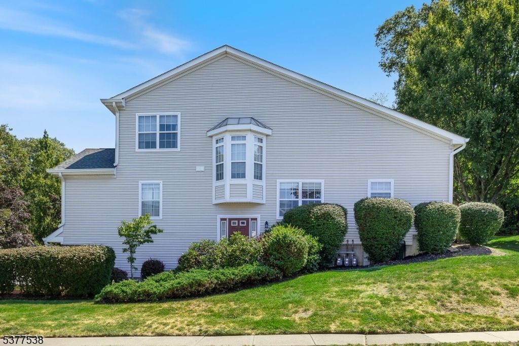 Image 1 of property listing at 2706 Ashfield Ct, Denville Twp., NJ 07834
