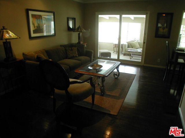 6040 Van Noord Avenue, Sherman Oaks, CA 91401