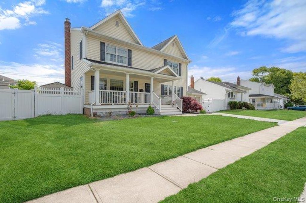 47 Syosset Circle, Syosset, NY 11791 — photo 2