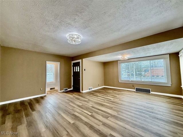 2485 10th Street, Cuyahoga Falls, OH 44221