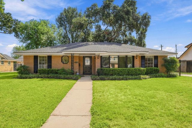 7823 Twin Hills Drive, Houston, TX 77071