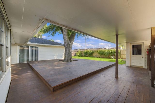 7823 Twin Hills Drive, Houston, TX 77071