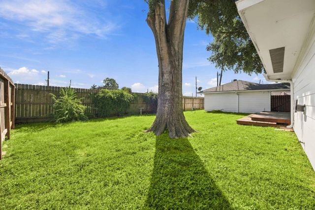 7823 Twin Hills Drive, Houston, TX 77071