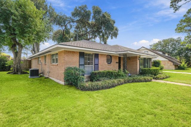 7823 Twin Hills Drive, Houston, TX 77071