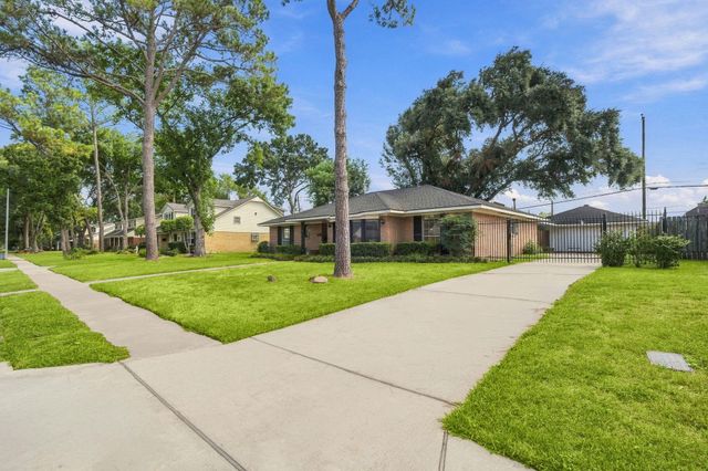 7823 Twin Hills Drive, Houston, TX 77071