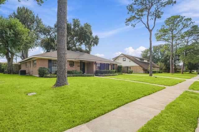7823 Twin Hills Drive, Houston, TX 77071