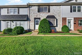 2562 Grayland Walk, Unincorporated, MO 63129