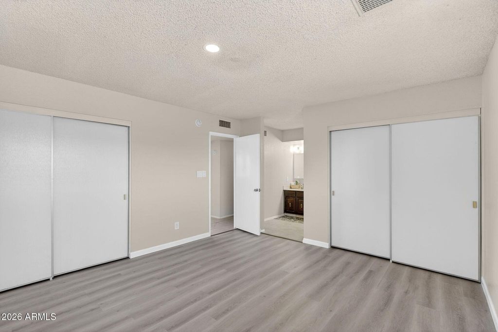 Image 10 of property listing at 4534 W VOGEL Avenue, Glendale, AZ 85302
