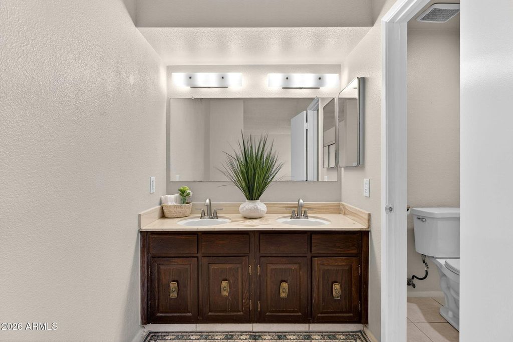 Image 11 of property listing at 4534 W VOGEL Avenue, Glendale, AZ 85302