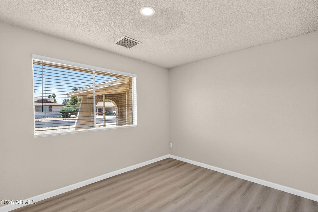 Image 14 of property listing at 4534 W VOGEL Avenue, Glendale, AZ 85302