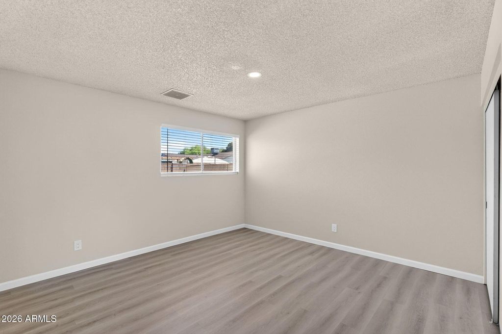 Image 16 of property listing at 4534 W VOGEL Avenue, Glendale, AZ 85302