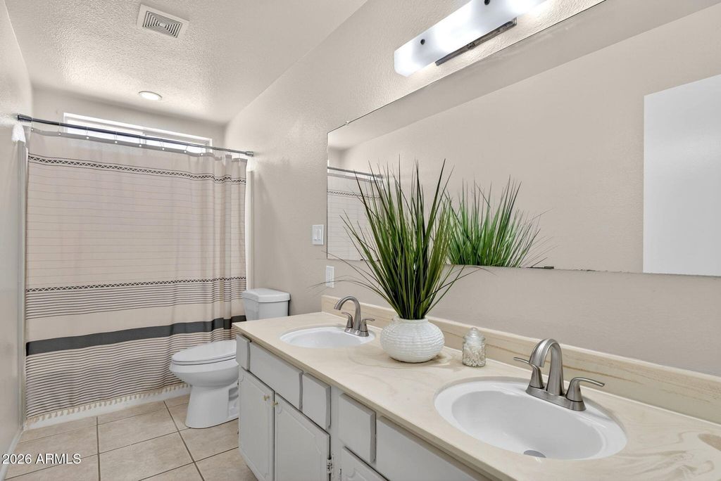 Image 17 of property listing at 4534 W VOGEL Avenue, Glendale, AZ 85302