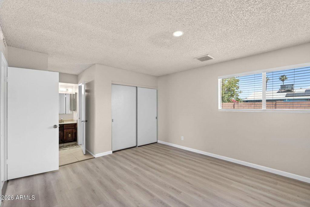 Image 27 of property listing at 4534 W VOGEL Avenue, Glendale, AZ 85302