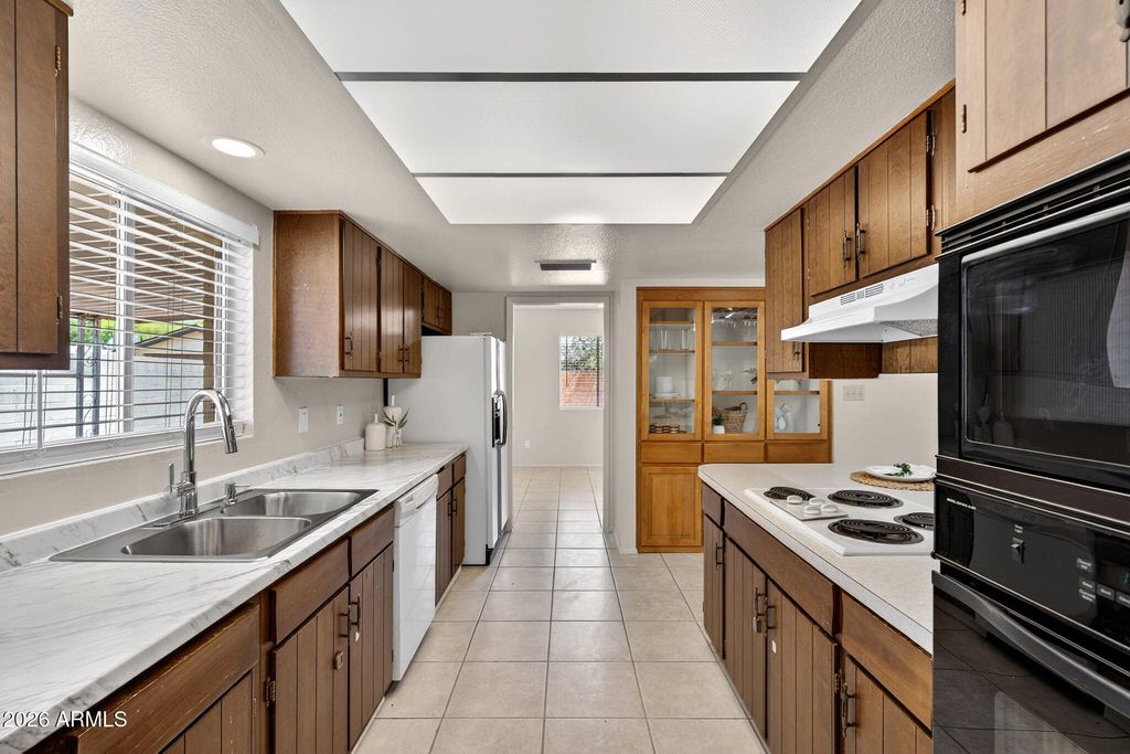 Image 4 of property listing at 4534 W VOGEL Avenue, Glendale, AZ 85302