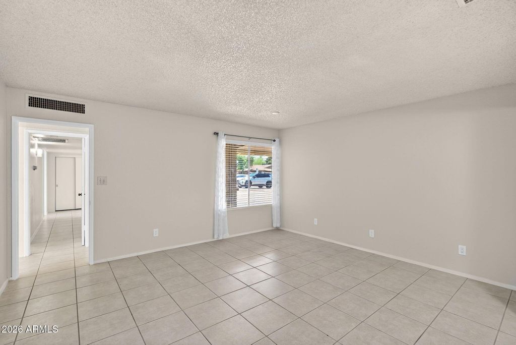 Image 8 of property listing at 4534 W VOGEL Avenue, Glendale, AZ 85302