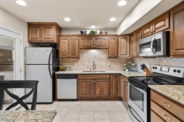 176 World Of Tennis SQ, Lakeway, TX 78734