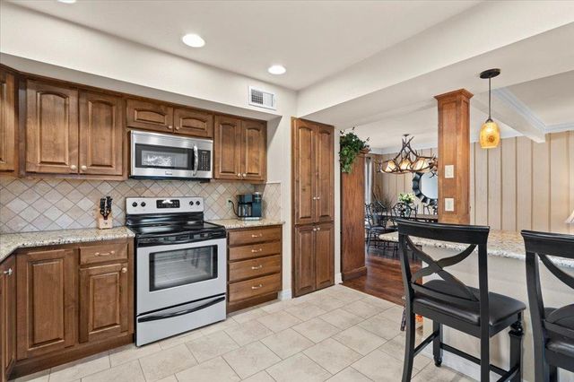 176 World Of Tennis SQ, Lakeway, TX 78734