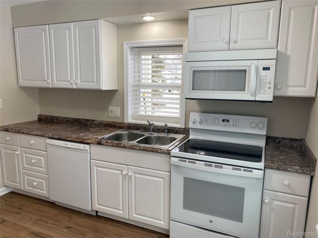 2832 Tuxedo Boulevard, Waterford Charter Township, MI 48329