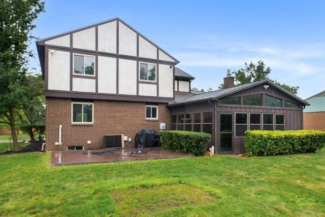 2256 Presley Drive, Grove City, OH 43123