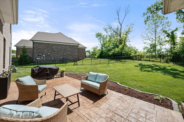 17300 Shakes Creek Dr, Louisville, KY 40023