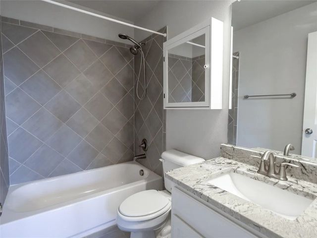 217 Warwick Boulevard, Lewisville, TX 75056