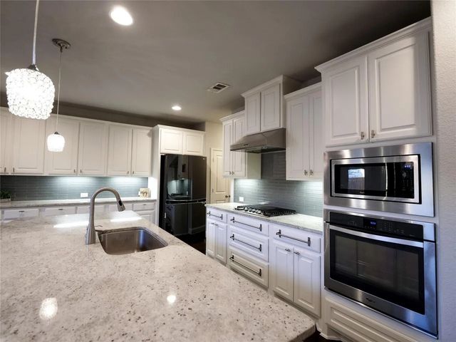 217 Warwick Boulevard, Lewisville, TX 75056