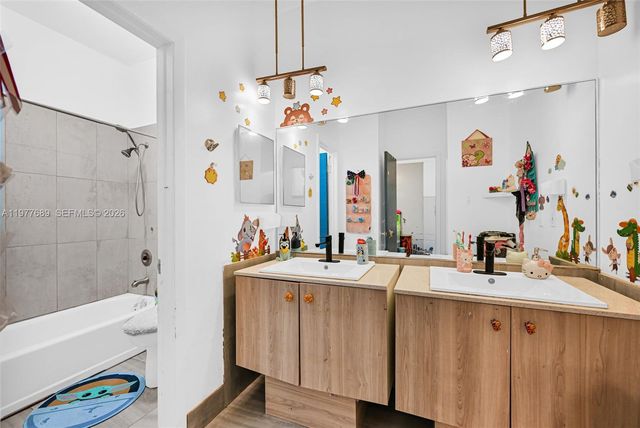 18950 SW 50th St, Southwest Ranches, FL 33332