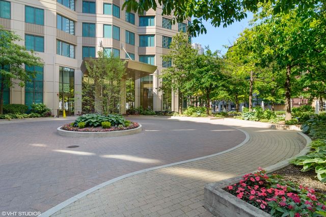 400 N La Salle Drive 2002, Chicago, IL 60654