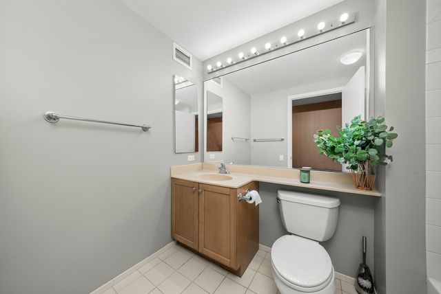400 N La Salle Drive 2002, Chicago, IL 60654