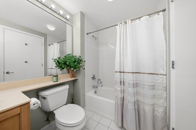 400 N La Salle Drive 2002, Chicago, IL 60654