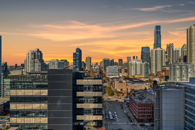400 N La Salle Drive 2002, Chicago, IL 60654