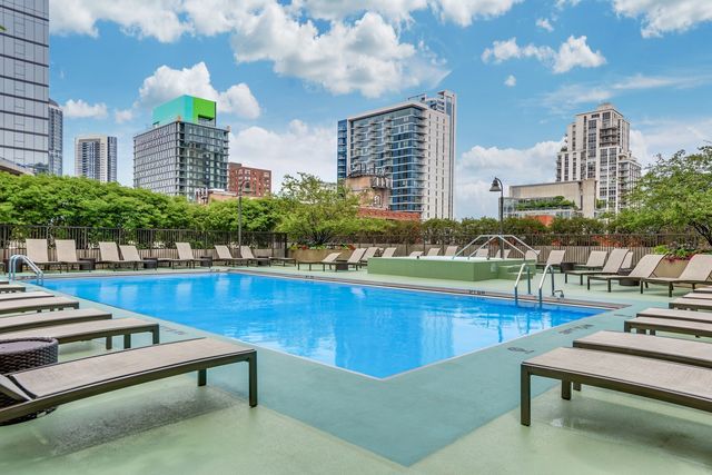400 N La Salle Drive 2002, Chicago, IL 60654