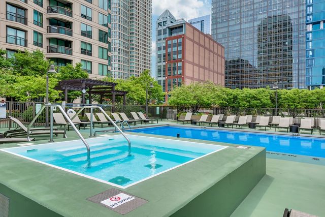 400 N La Salle Drive 2002, Chicago, IL 60654