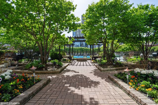400 N La Salle Drive 2002, Chicago, IL 60654