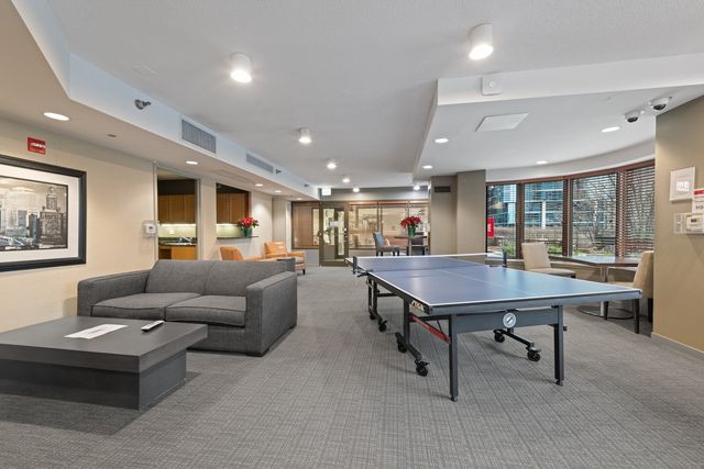 400 N La Salle Drive 2002, Chicago, IL 60654