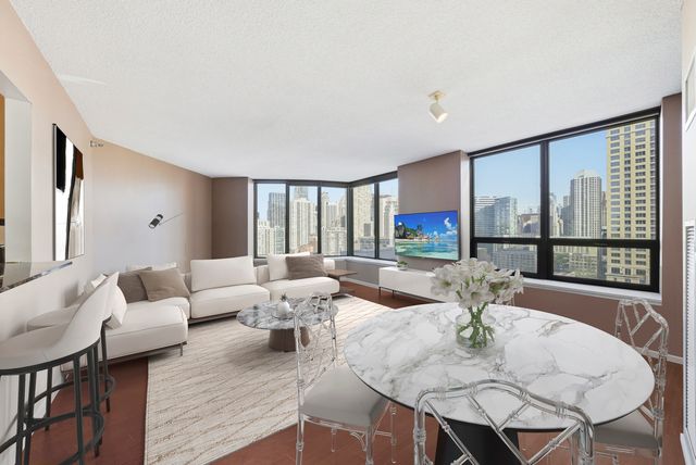 400 N La Salle Drive 2002, Chicago, IL 60654