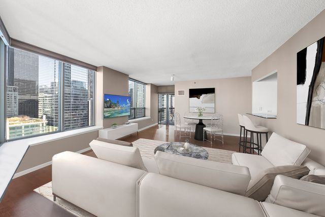 400 N La Salle Drive 2002, Chicago, IL 60654