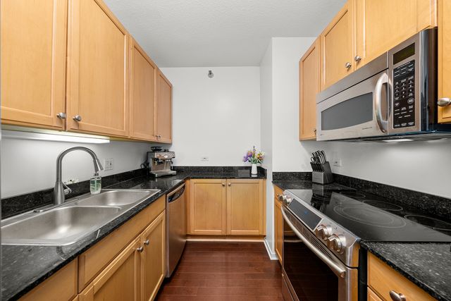 400 N La Salle Drive 2002, Chicago, IL 60654